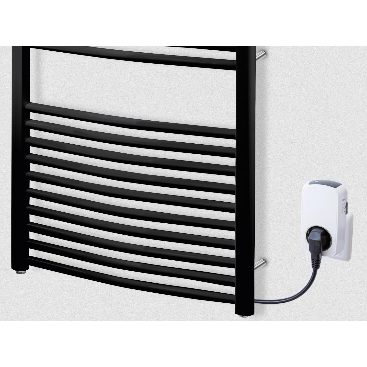 Weißer Kurzzeit-Schaltadapter an einer Hausfunksteuerung angeschlossen.