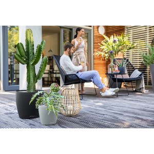 Lechuza Classico Color Eco 18 in Hellgrau, ein runder Blumentopf aus recyceltem Kunststoff mit Bewässerungssystem.