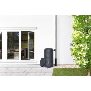 Garantia Regenwasserbehälter Nordic 300 l in Graphite Grey mit Deckel im Garten.