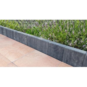 Diephaus Palisade Patea Graphit, 50x25x8 cm, als Beeteinfassung auf Terrasse.