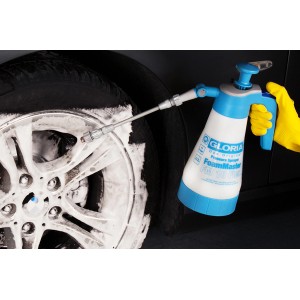 Gloria FoamMaster FM10 FLEX Schaumsprühgerät beim Reinigen eines Autoreifens.
