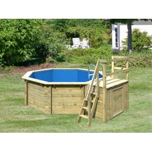 Karibu Holzpool Set mit Sonnenterrasse und Leiter im Garten.