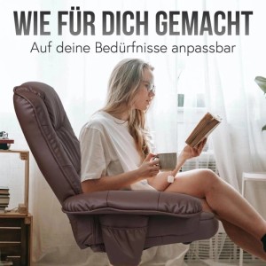 Bordeauxfarbener Relaxsessel mit Hocker. Frau liest entspannt im Sessel.