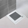 Quadratische, graue Wenko Duscheinlage Arinos 54x54 cm mit Lochmuster in Dusche.