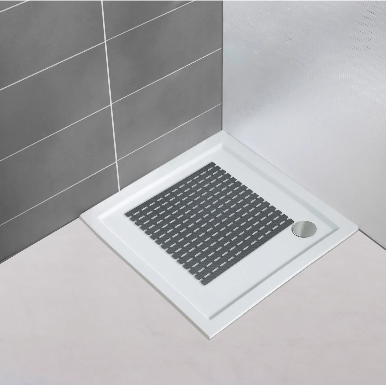 Quadratische, graue Wenko Duscheinlage Arinos 54x54 cm mit Lochmuster in Dusche.