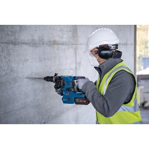 Bosch Akku-Bohrhammer GBH 18V-28 CF mit Staubabsaugung GDE 18V-16 im Einsatz.