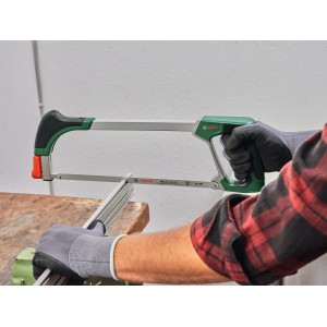 Bosch Bügelsäge 300 mm im Einsatz beim Sägen eines Metallprofils.