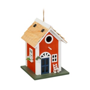 Dekoratives Vogelhaus im Landhausstil aus rot-weißem Holz mit grünem Sockel, Naturholzdach, Schaukelstuhl und Blumenfenster.