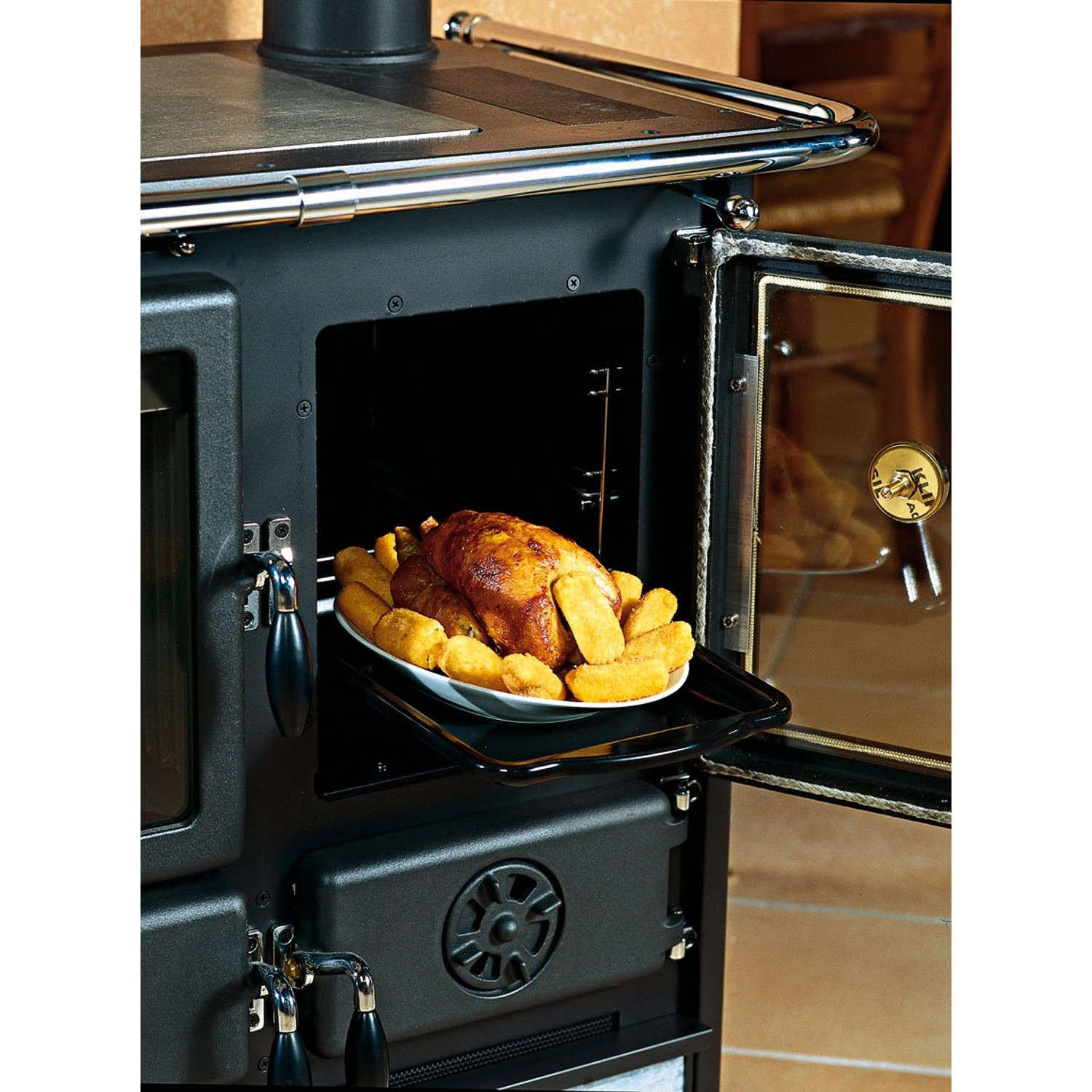 La Nordica Küchenherd Rosetta mit Naturstein, offene Backofentür mit Brathähnchen und Kroketten.