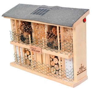 Dobar Solar-Insektenhotel Landsonne aus Holz mit Solarpanel und verschiedenen Füllmaterialien.