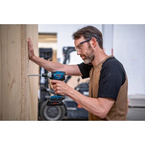 Bosch Professional Akku-Drehschlagschrauber GDS 18 V-330 HC im Einsatz beim Schrauben in Holz.