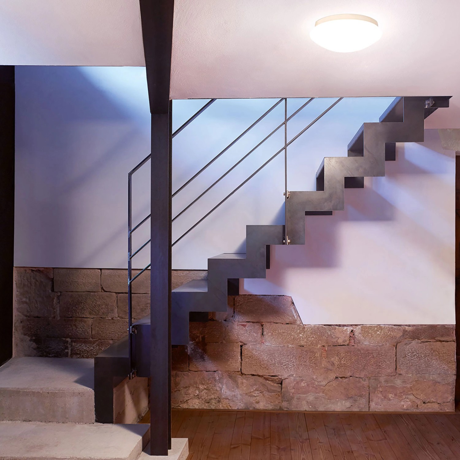 Steinel LED Deckenleuchte RS 16 S mit Bewegungsmelder an Treppenhauswand.