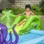 Bestway Wasserspielcenter Aquarium mit Rutsche und Meerestieren, Kind spielt im Wasser.