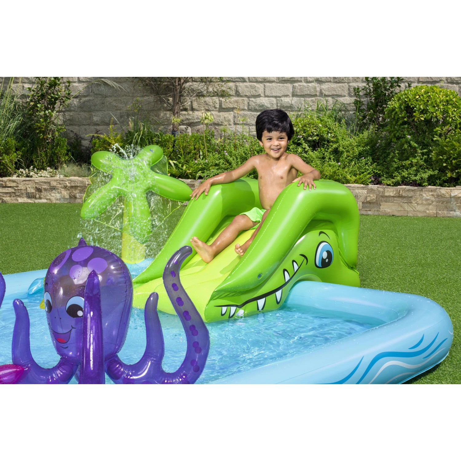 Bestway Wasserspielcenter Aquarium mit Rutsche und Meerestieren, Kind spielt im Wasser.