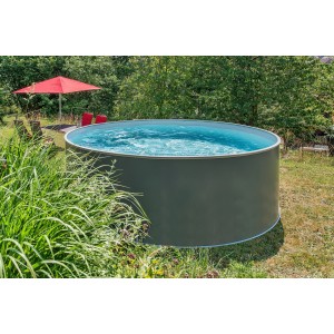 Anthrazitfarbenes BWT Rundpool-Set Premium (Ø 3,5 m) im Garten mit rotem Sonnenschirm.
