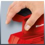 Einhell TC-OS 1520 Schwingschleifer in Benutzung, rote Schleifmaschine mit Hand am Schalter.