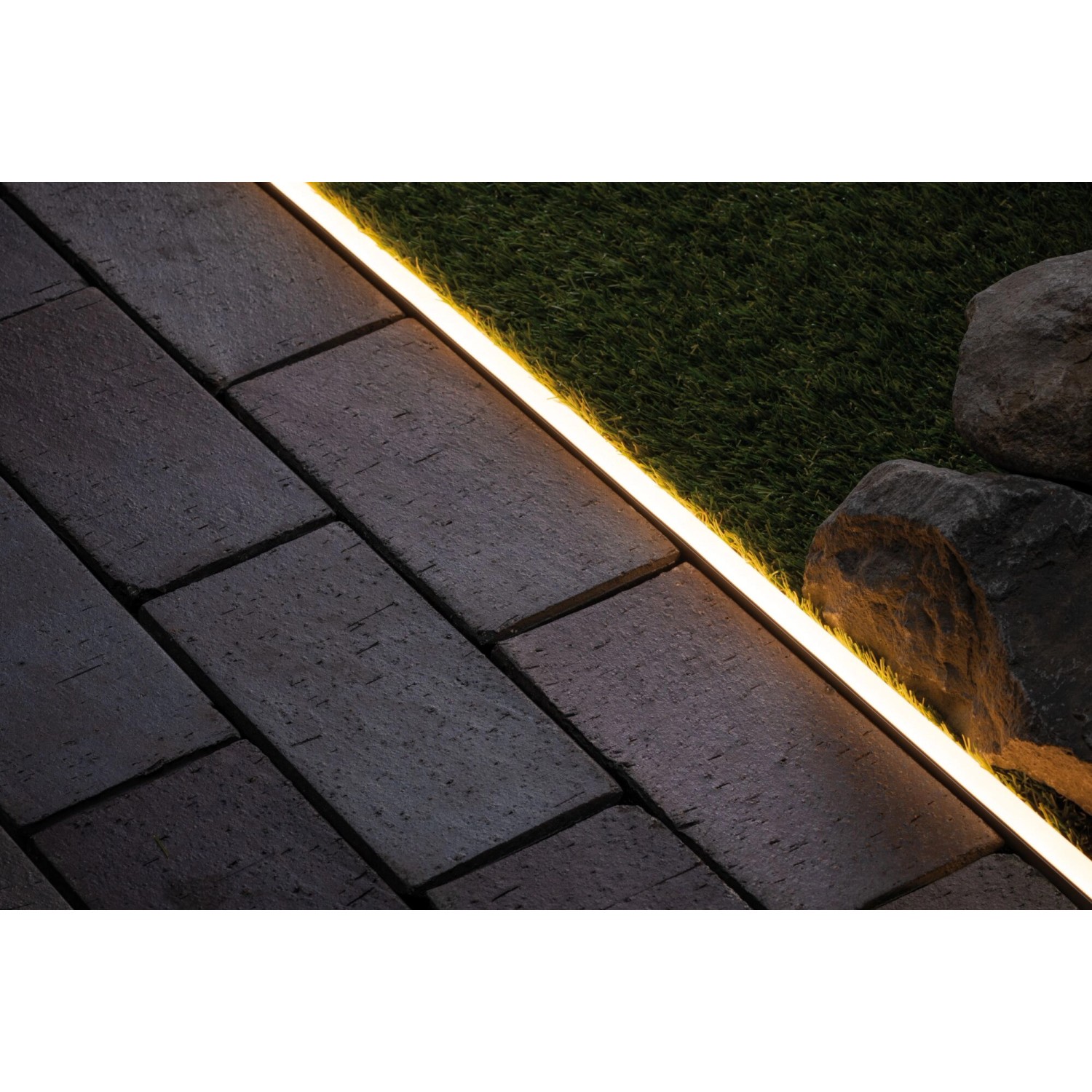 Paulmann Plug & Shine LED-Stripe Smooth, warmweiß, als Wegbeleuchtung im Garten.