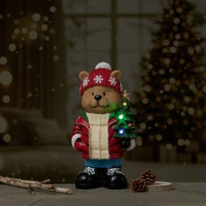 OBI Weihnachtsdeko Bär 38 cm mit roter Mütze, Jacke und mehrfarbiger LED-Tanne. Festliche Winterdekoration.