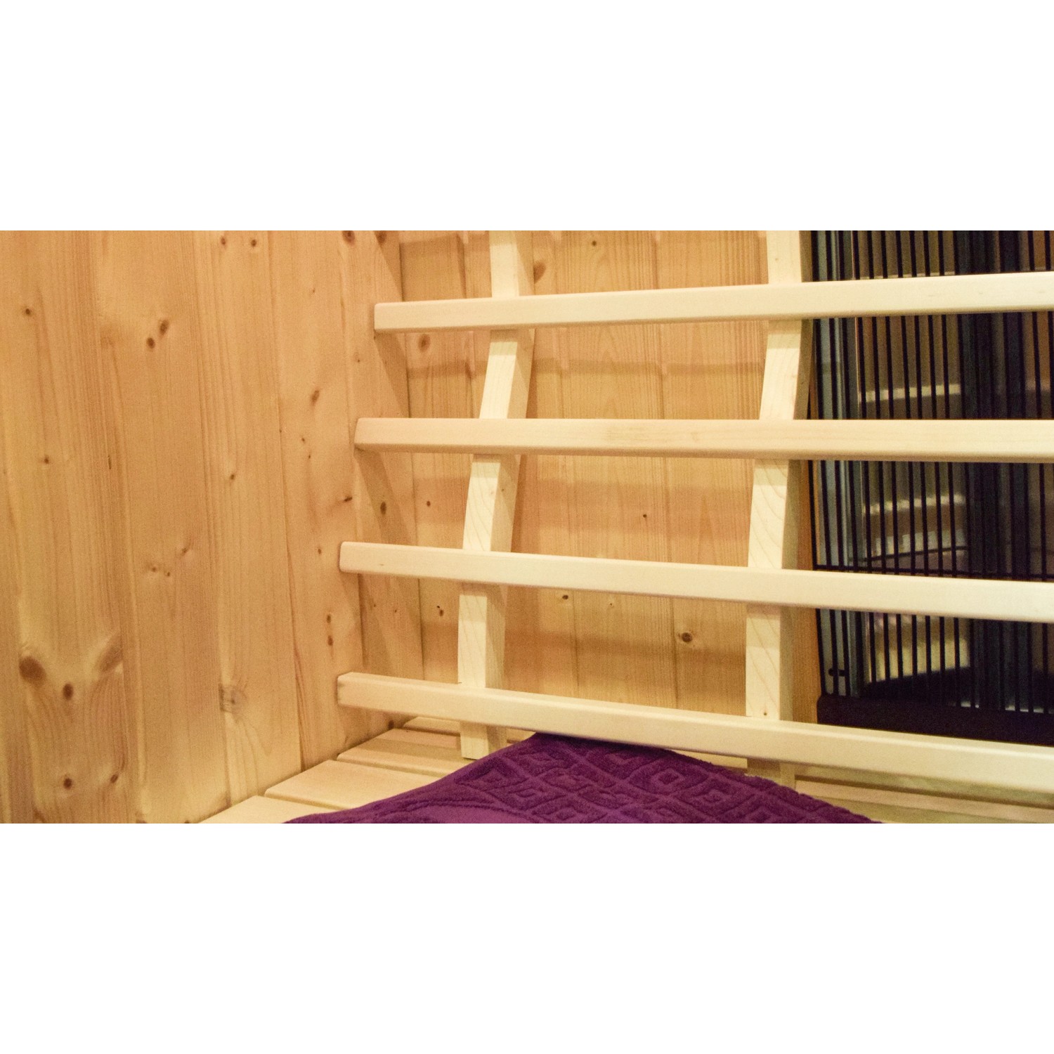 Innenansicht Weka Infrarotkabine Tanilla 2 mit Holzverkleidung, Sitzbank und Rückenlehne.