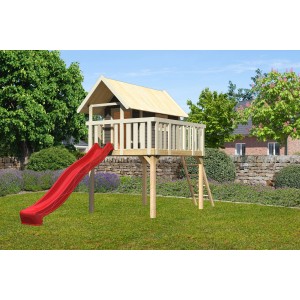 Karibu Stelzenhaus Fidel Set mit roter Rutsche und Leiter im Garten.