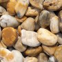 Nahaufnahme: Bunte Flusskiesel für Scherf Gabione, ideal für Einfassungen und Mauersysteme.