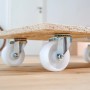 Wagner Transporthilfe mit OSB-Platte und vier weißen Rollen für den einfachen Transport.