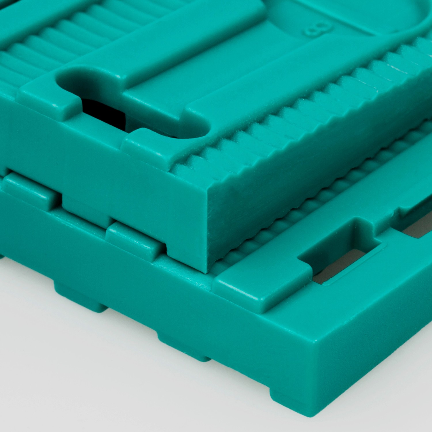 Detailaufnahme der grünen Universalkeile aus dem wolfcraft Verlege-Set für Laminat und Designboden.