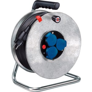 Brennstuhl Kabeltrommel 50m IP44 mit Stahlblecht-Trommelkörper und 3 Schutzkontakt-Steckdosen.