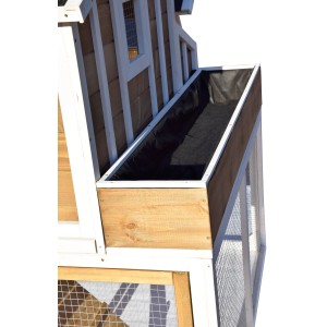 Detailansicht Hühnerstall XL mit Blumenkasten, Holz und Drahtgitter.