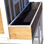 Detailansicht Hühnerstall XL mit Blumenkasten, Holz und Drahtgitter.