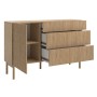 Selsey Sideboard Nolie aus geölter Eiche mit offener Tür, zwei Fächern und drei geöffneten Schubladen auf Holzbeinen.