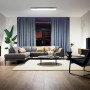 Wohnzimmer mit Philips Hue Aurelle LED-Panel (4,6x120x30 cm) in Weiß, montiert an der Decke.