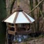 Dobar Design Vogelhaus Camouflage mit Futter-Silo, aus Holz, hängend an einem Baum.
