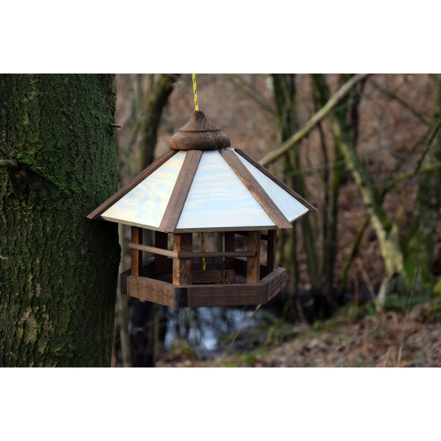 Dobar Design Vogelhaus Camouflage mit Futter-Silo, aus Holz, hängend an einem Baum.