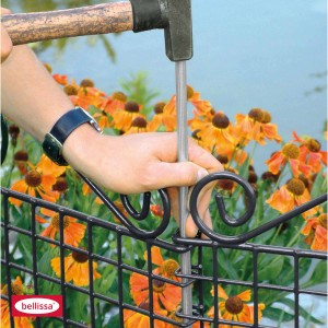 Bellissa Bodenanker verzinkt wird mit Hammer in einen Zaun eingeschlagen.