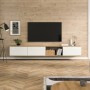 Wohnraum mit Egger Decowall DO006 Namur Fichte als Wandverkleidung hinter TV.