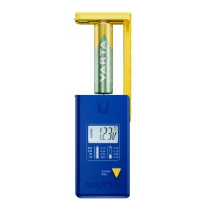 Varta Batterietester mit LCD-Display beim Testen einer Batterie. Anzeige: 1.23V