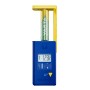 Varta Batterietester mit LCD-Display beim Testen einer Batterie. Anzeige: 1.23V