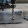 Bosch Expert Hammerbohrer SDS Plus-7X beim Bohren in Beton, Dübel sichtbar.