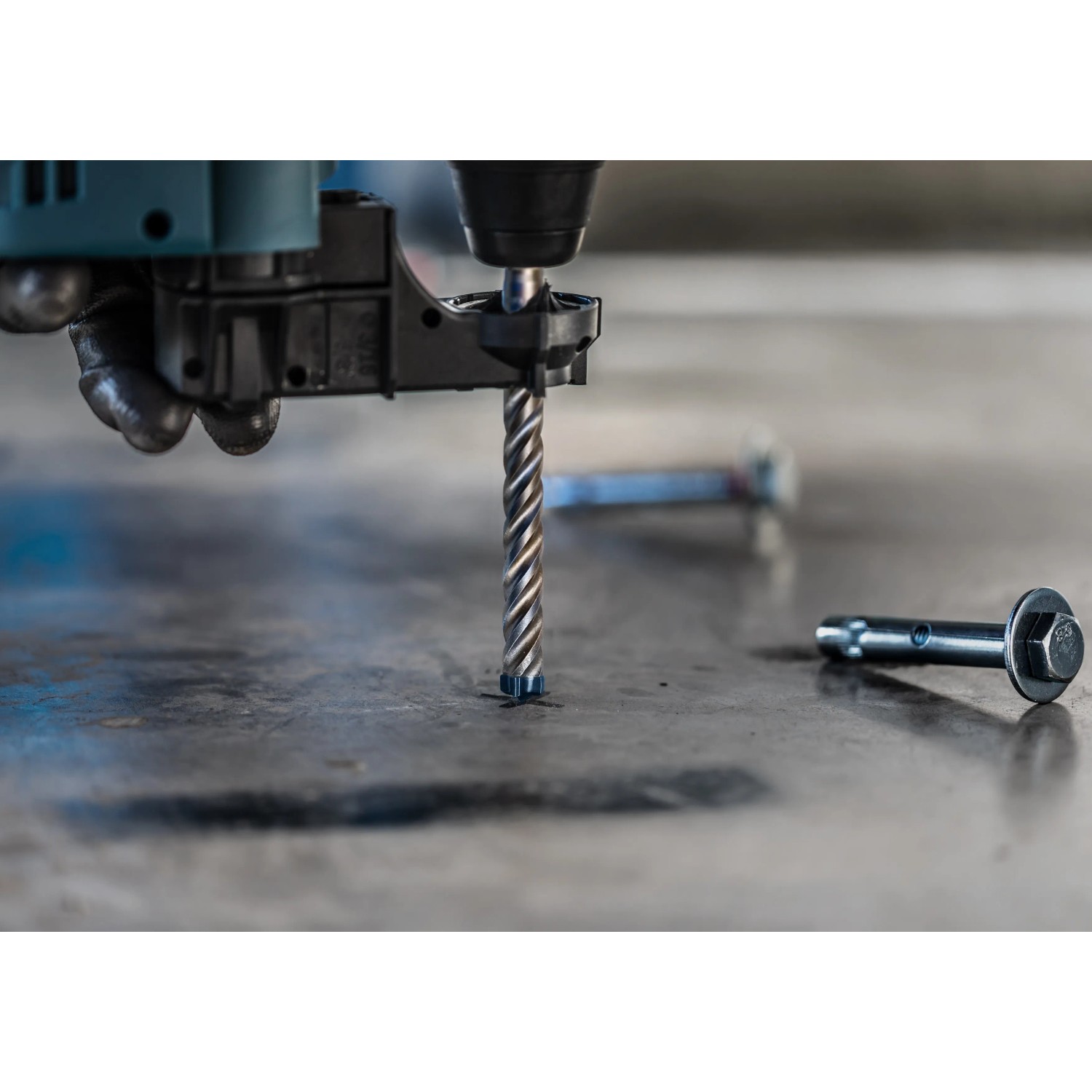Bosch Expert Hammerbohrer SDS Plus-7X beim Bohren in Beton, Dübel sichtbar.