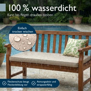 Beige Beautissu Outdoor Bankauflage auf Holzbank mit Wassertropfen. 100% wasserdichtes Sitzkissen für Garten & Terrasse.