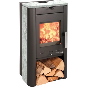 Haas+Sohn Kaminofen Prunus Serpentino 6 kW mit Holzfach und Steinverkleidung.