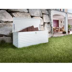 Geöffnete, weiße Biohort Freizeitbox Gr. 200 im Garten, gefüllt mit Kissen.