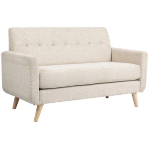 Beiges 2-Sitzer Sofa mit dicken Sitz- und Rückenkissen, Knopfheftung und hellen Holzfüßen.