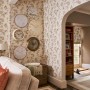 Wohnraum mit Laura Ashley Vliestapete Elderwood Natural mit Blumenmuster.