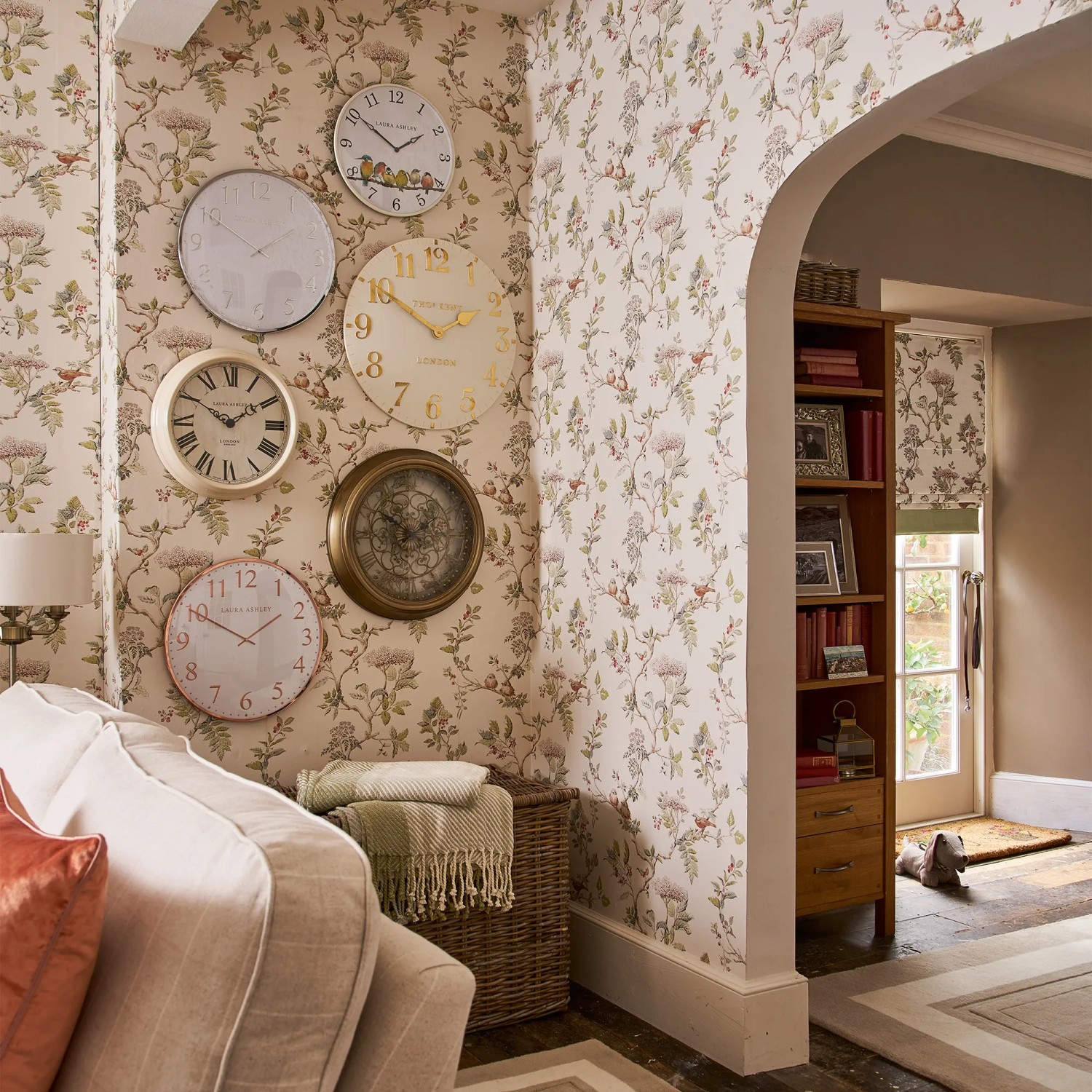 Wohnraum mit Laura Ashley Vliestapete Elderwood Natural mit Blumenmuster.
