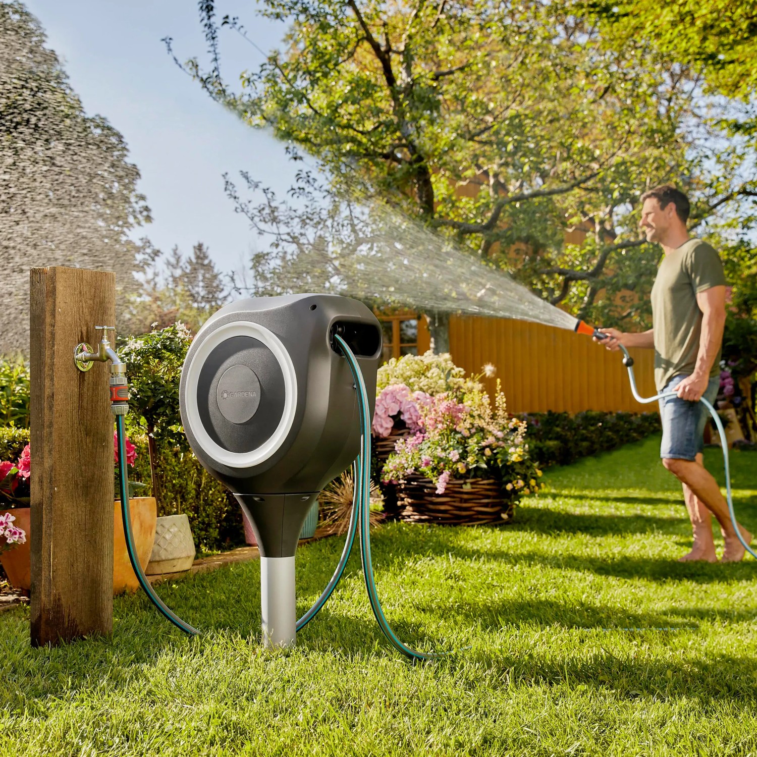 Gardena Garten-Schlauchbox RollUp M mit 20 m Gartenschlauch kaufen bei OBI