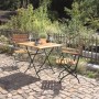 Acamp Klappsessel Lindau Set Teak-Schwarz. Klappbare Gartenstühle aus Akazienholz mit schwarzem Eisenrahmen und Tisch auf Terrasse.