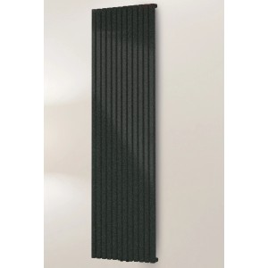 Schwarzer Schulte Design-Heizkörper Lyon mit Mittelanschluss vor heller Wand.