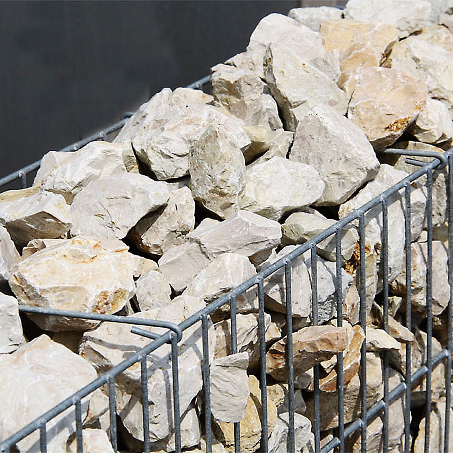 Gabionen-Basisbausatz Limes, 60 cm hoch, mit hellen Steinen gefüllt.